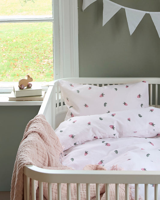 2-Dels Set Jordgubbsdröm Röd Spjälsäng